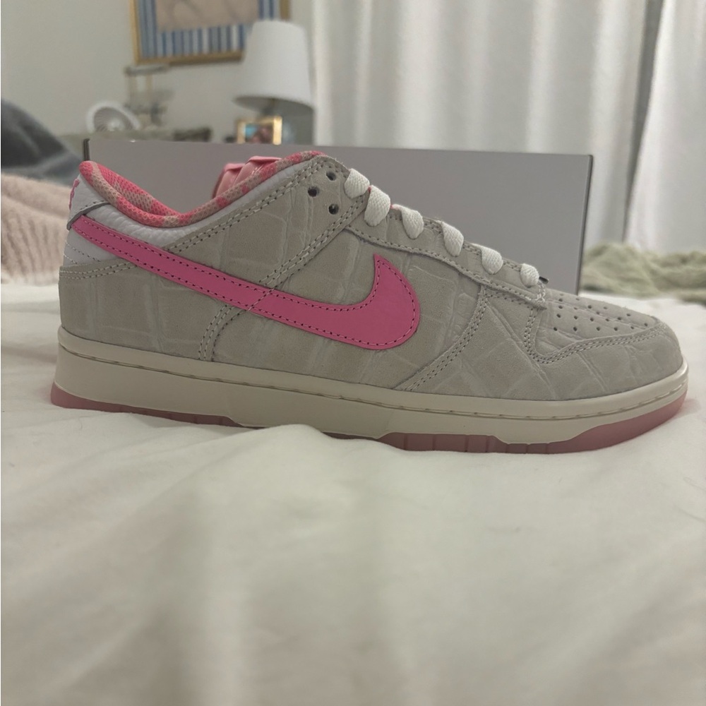 ONE OF A KIND CUSTOM NIKE SHOES (NEVER WORN!!!!!)